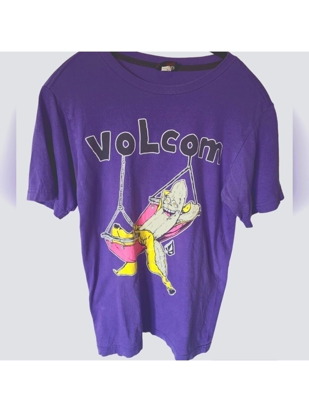 VINTAGE VOLCOM Purple Graphic Short Sleeve Tee Shirt Size Small